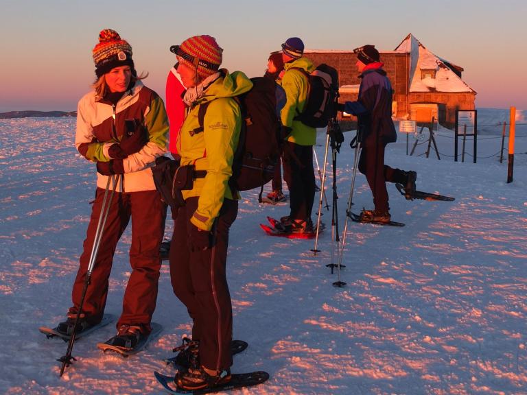 Gruppe Schneeschuhwanderer im Gespräch