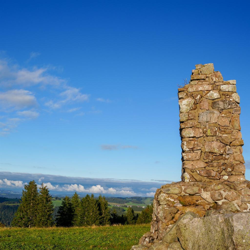 Steindenkmal auf Wiese