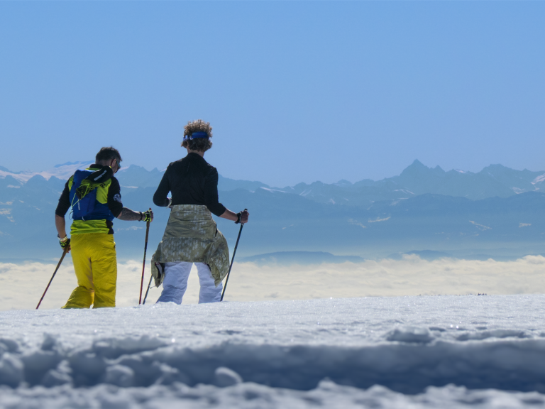 Schneeschuhwanderer am Feldberg mit Alpenpanorama