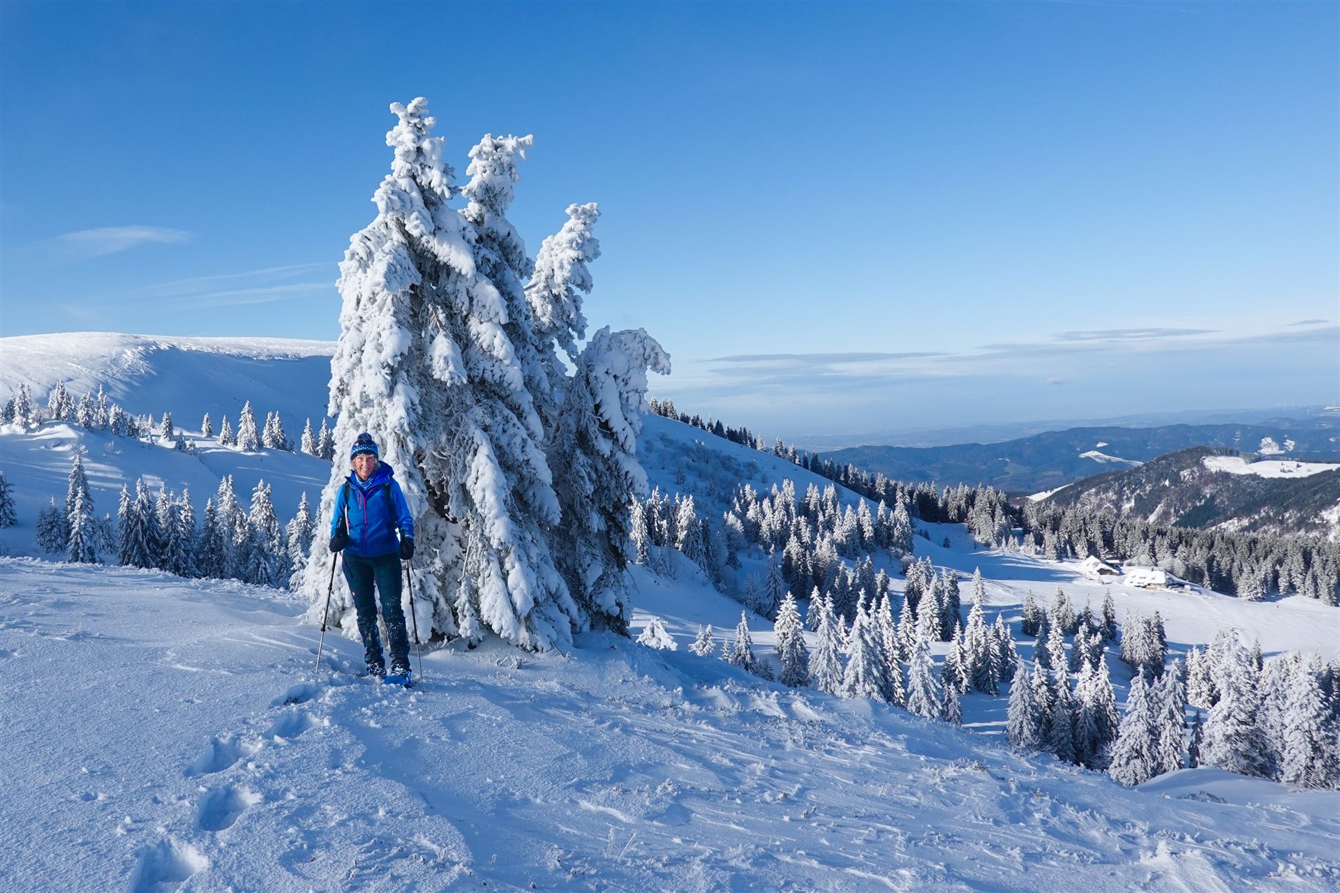 Schneeschuhwanderin am Berg