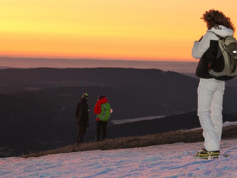 Schneeschuhwanderer beim Sonnenaufgang Schwarzwald