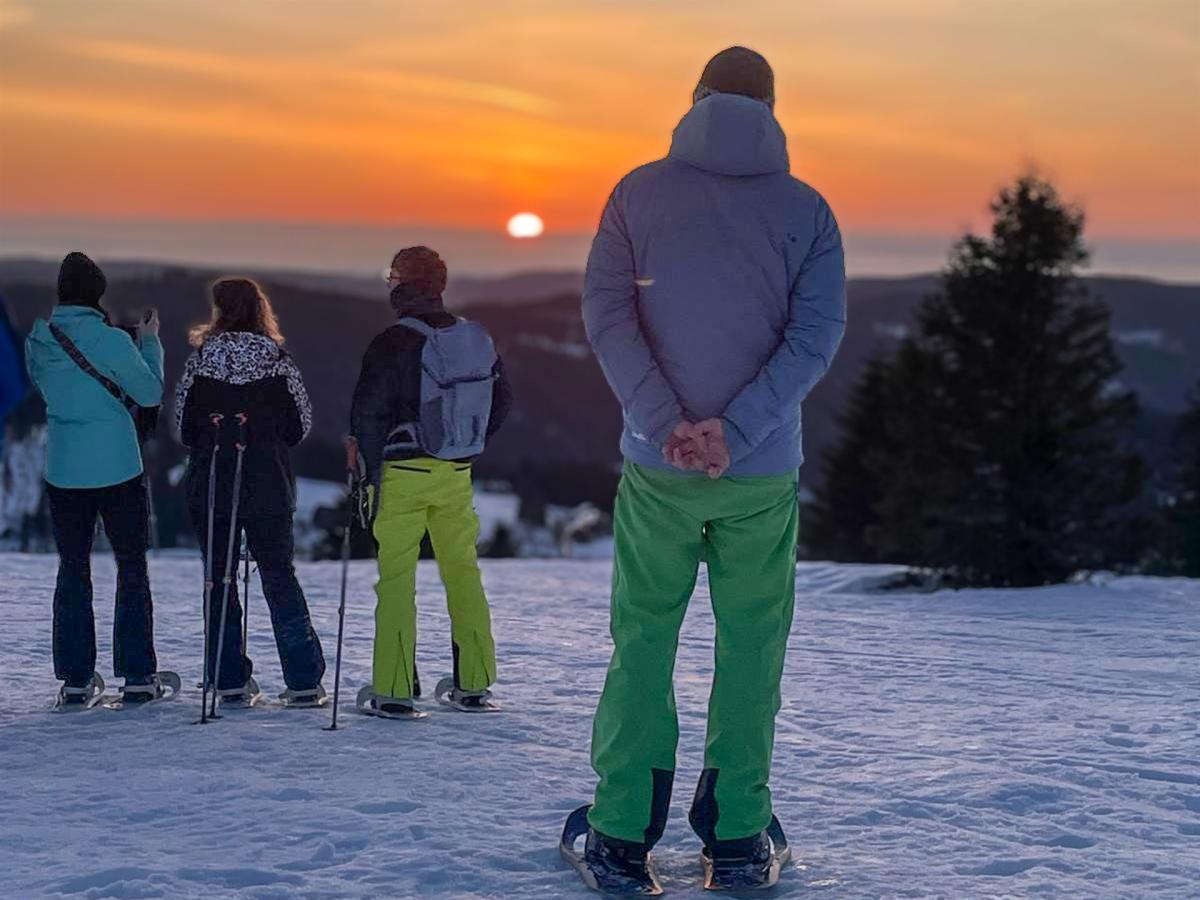 Winterwanderer bei Sonnenaufgang am Feldberg