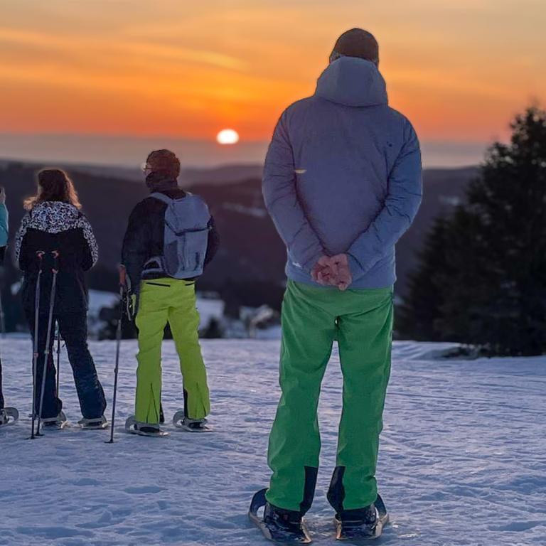 Winterwanderer bei Sonnenaufgang am Feldberg
