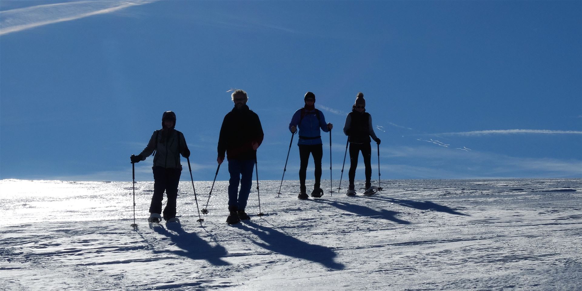 Schneeschuhwanderer im Gegenlicht