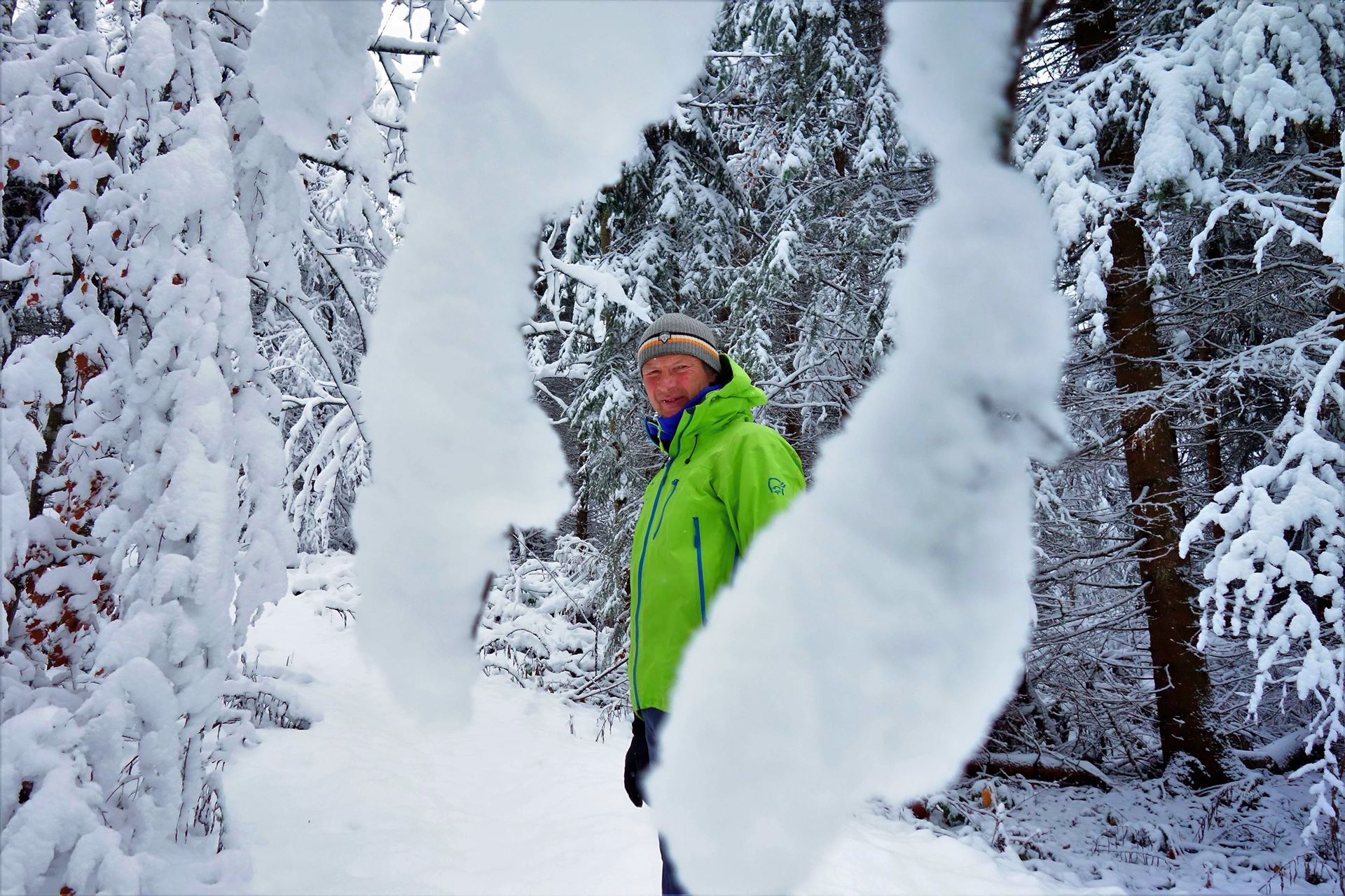 Wanderer im tiefverschneiten Wald