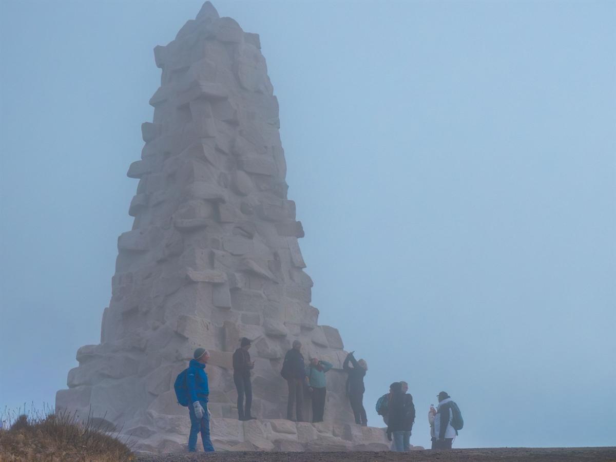 Feldberg im Nebel bei Sonnenaufgang