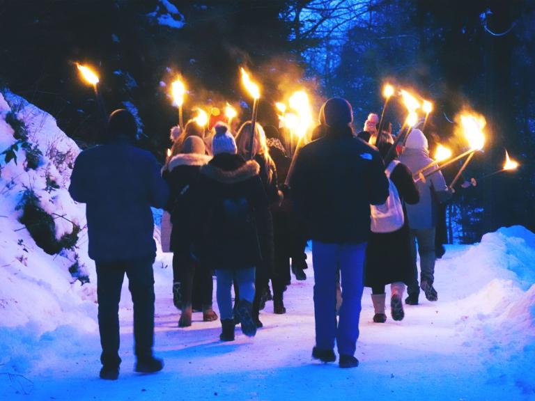 Gruppe bei geführter Fackelwanderung mit Fondue im Schwarzwald