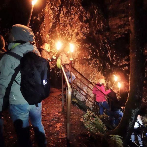 Wanderer im Fackelschein