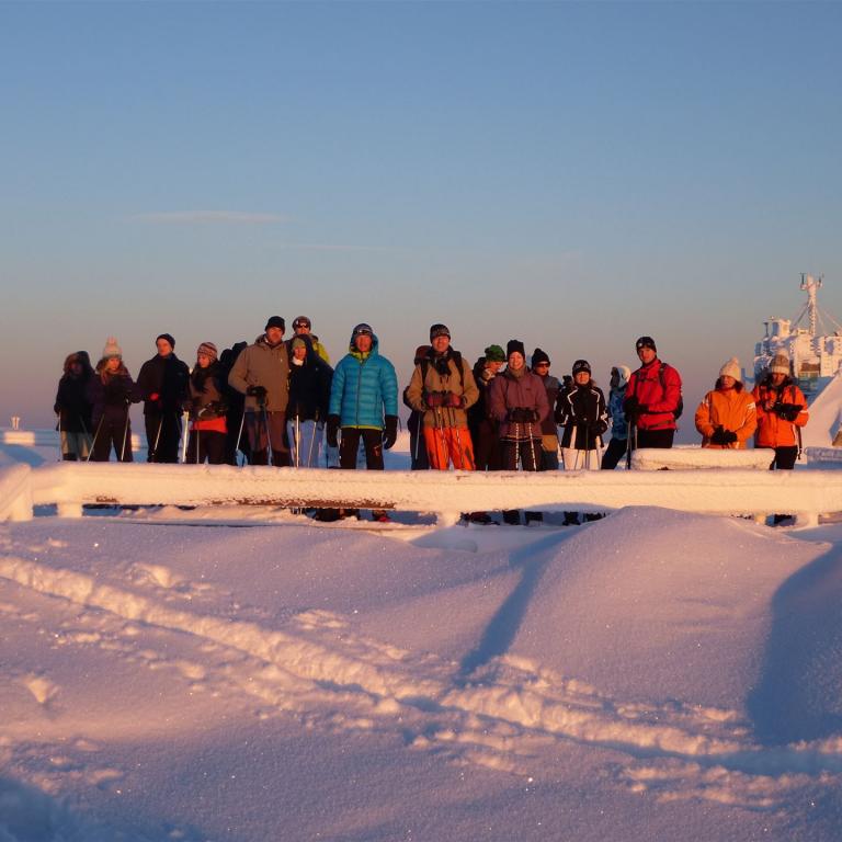 Schneeschuhgruppe im Sonnenaufgangslicht am Feldberg