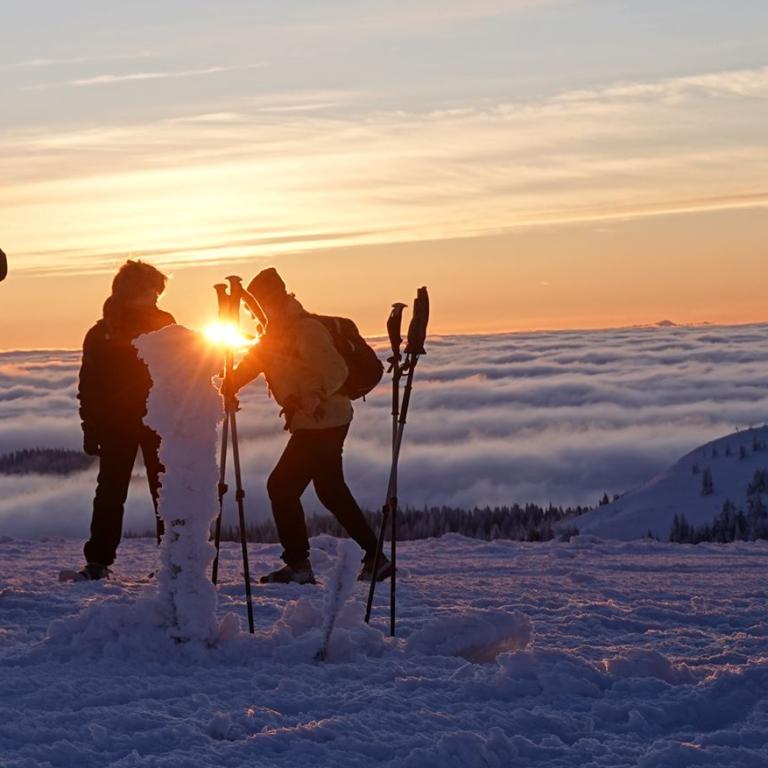 Schneeschuhwanderer bei Sonnenaufgang