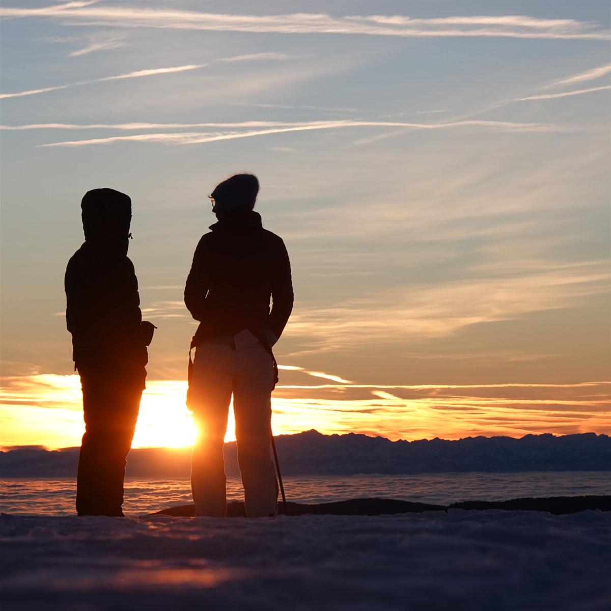 Zwei Personen im Sonnenaufgang Gegenlicht Zwei Personen im Sonnenaufgang Gegenlicht