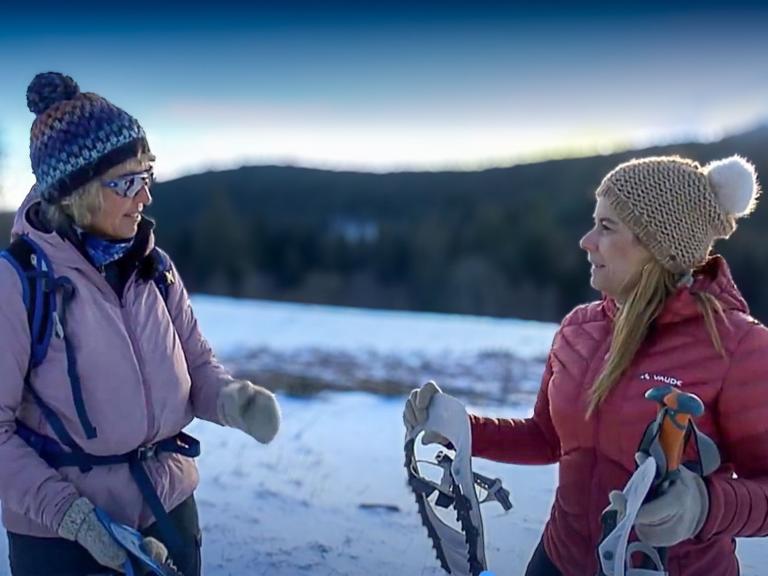 Zwei Frauen im winterlichen Schwarzwald im Gespräch – Erlebnis mit der SCHNEESCHUH Akademie