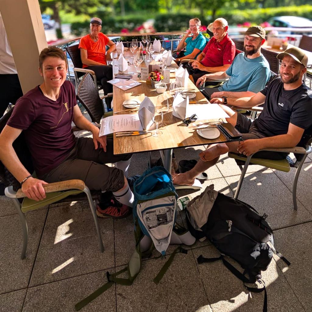 Wandergruppe am gedeckten Tisch 