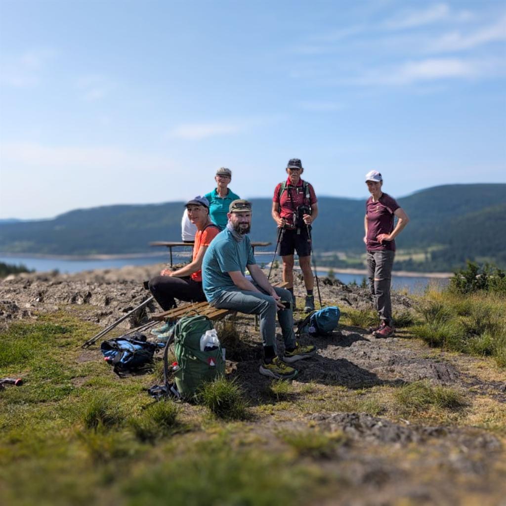 Wandergruppe auf Anhöhe mit Seeblick