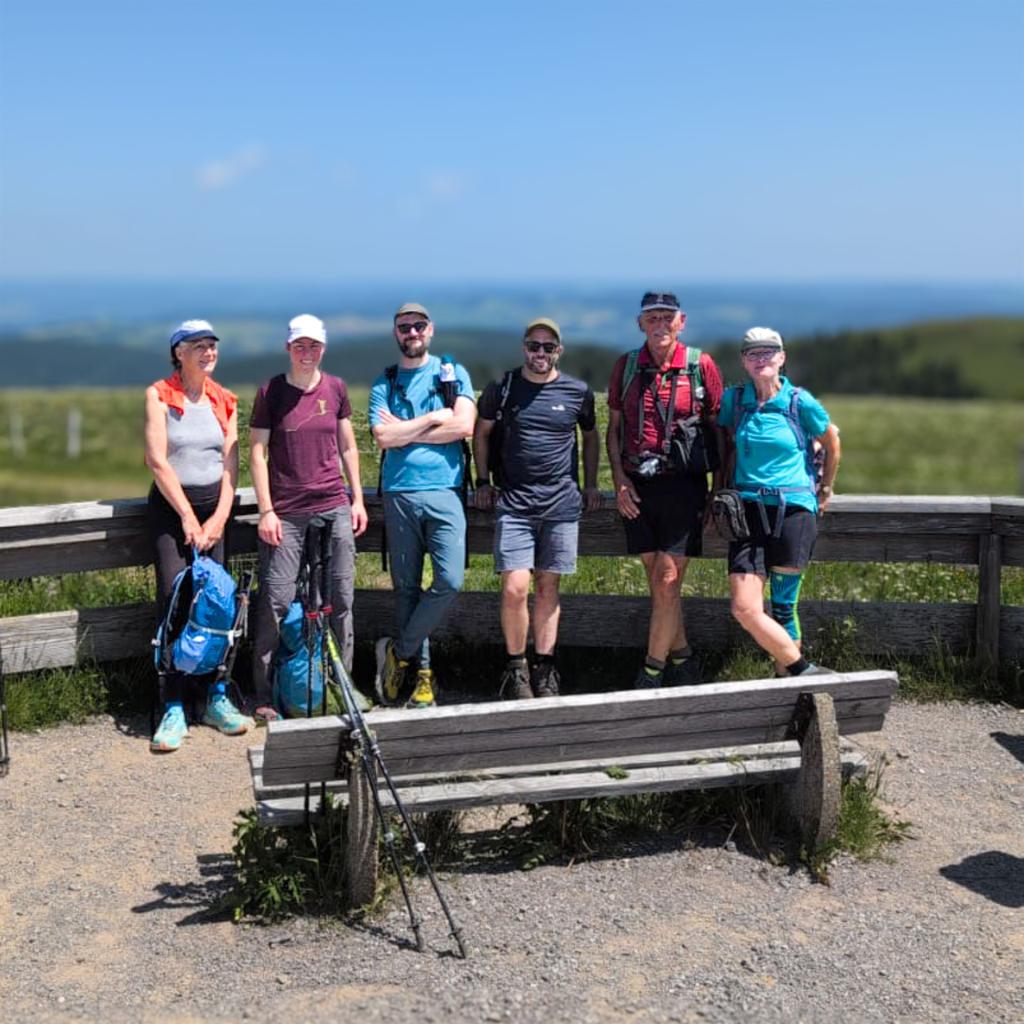 Wandergruppe vor blauem Himmel