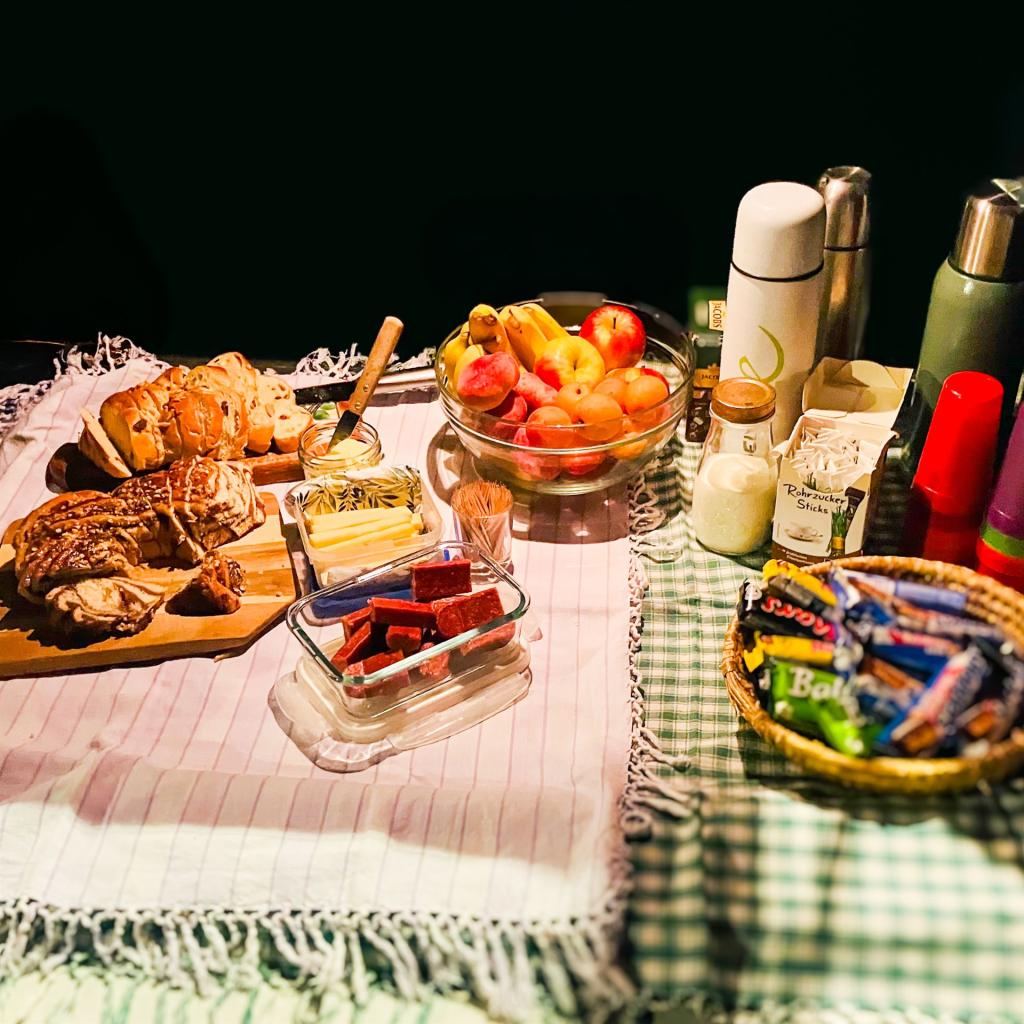 Früchte Nusszopf und Getränke
