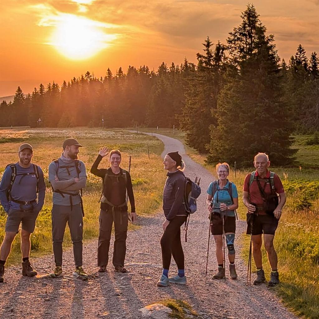Wandergruppe bei Sonnenuntergang