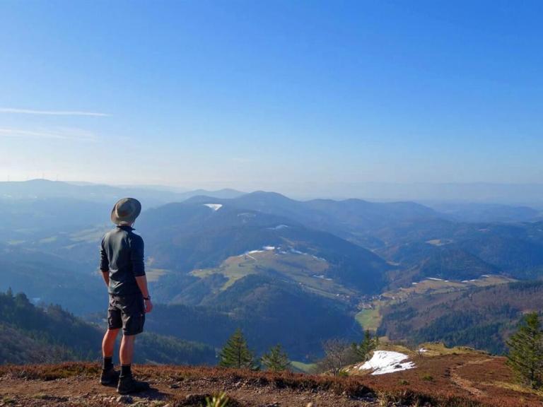 Wanderer mit Blick über Schwarzwaldgipfel